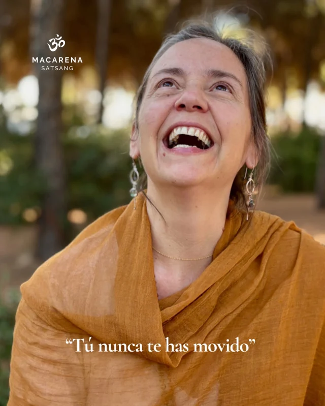 “Es constantemente eso: 
pareciera que me acerco, 
pareciera que me alejo, 
pareciera que me acerco, 
pareciera que me alejo… 
Y tú nunca te has movido. 

Pero te has creído que eres eso que se está acercando o alejando. Y así puedes pasar toda una vida. 

Entonces… para de mirar el movimiento. 
¿Y qué pasa? 

Ahí empieza, realmente, a ser interesante.

Porque solo ahí, en ese instante, se puede evidenciar que lo único que está operando es la esfera mental. 
Y es tan simple… 

No digo que sea fácil. Digo simple. 

En el instante en que se ve todo eso operando —si se para y no se le da alimento—: desaparece. 

Y ahí tenéis la evidencia de que eso, si ha desaparecido, no puede ser lo permanente, lo Real. 

Ahí, realmente, empieza vuestra búsqueda. 
No con la incorporación de información.”

🔥Fragmento de Satsang presencial con Macarena en Madrid, España. 06/12/23.
 🎥 Mira el Satsang completo en YouTube. Link en la bio.

#satsang #macarenasatsang #ramanamaharshi #papaji #gangamira #nisargadatta #nodualidad #advaita #selfrealization #selfinquiry #nonduality #whoami #guru